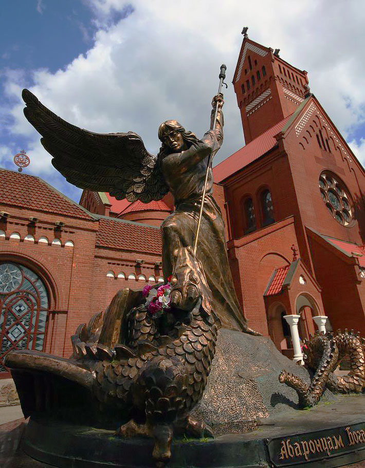 Скульптура Архангела Михаила у Красного костела в Минске.jpg