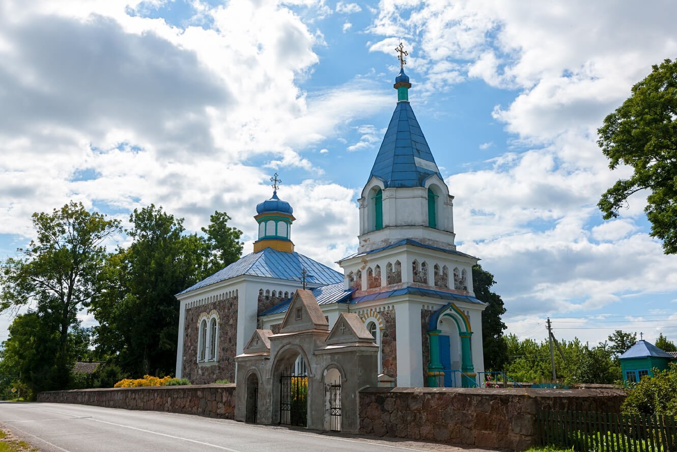 Церковь в деревне фото