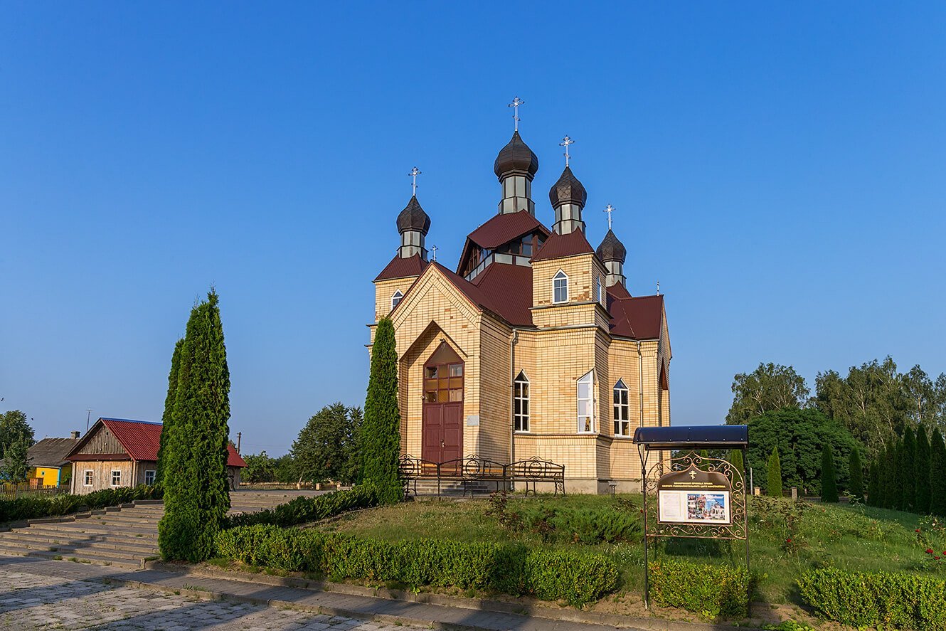 Церковь в деревне фото