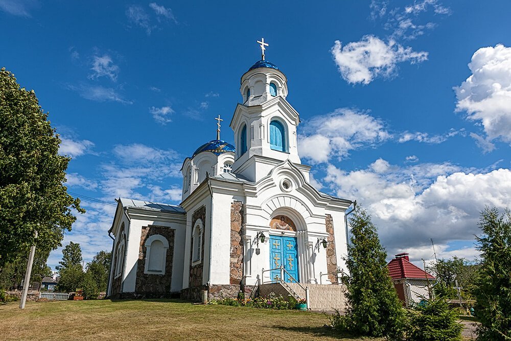 Церковь в деревне фото