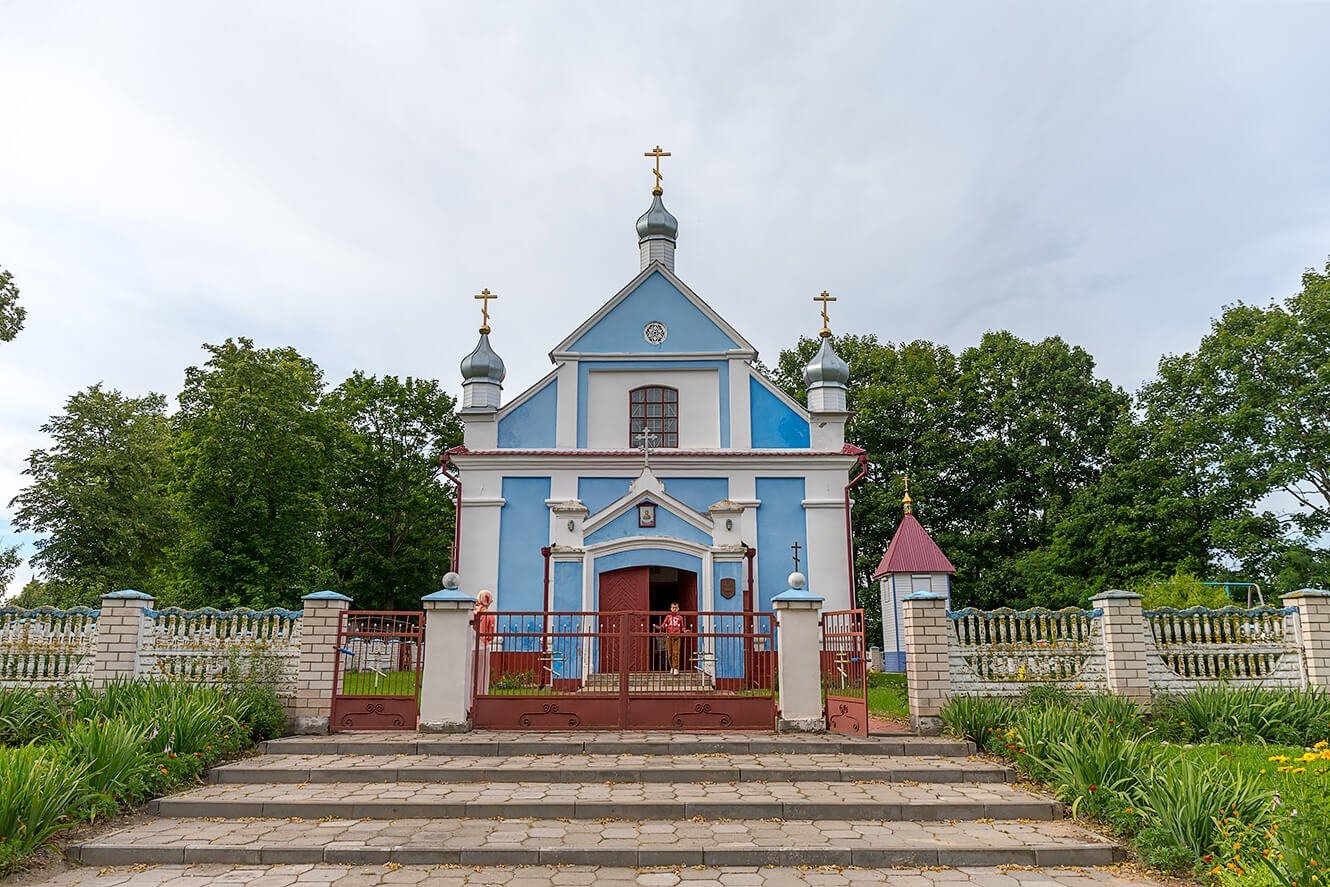 Церковь в деревне фото