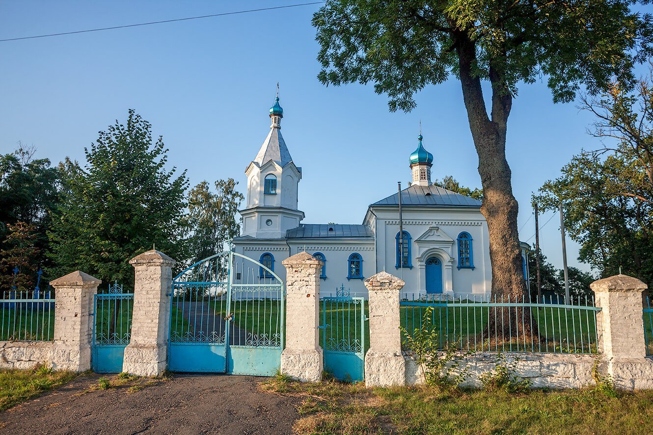 Церковь в деревне фото