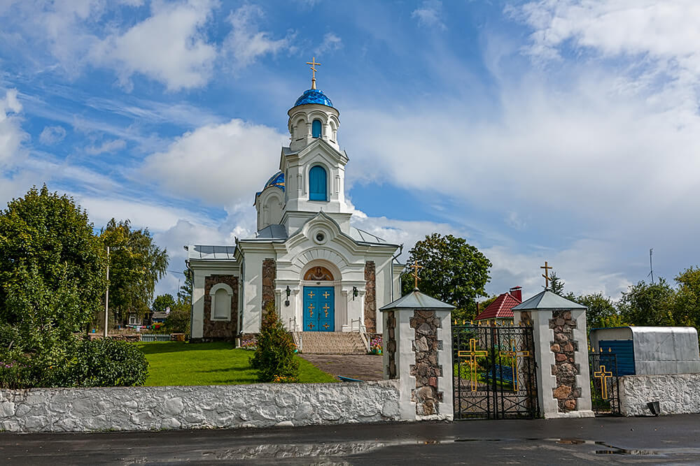 Церковь в деревне фото