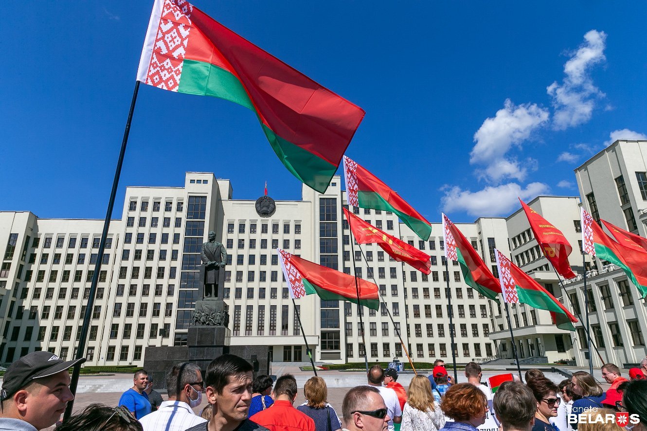 Беларусь люди с государственным флагом