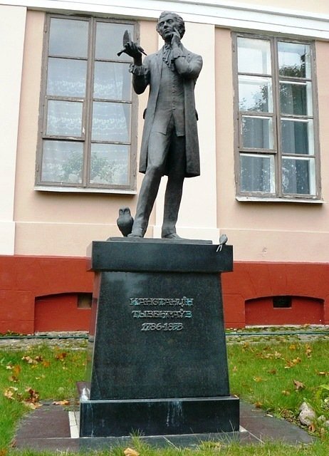 Памятник Константину Тызенгаузу (2006) у входа во дворец