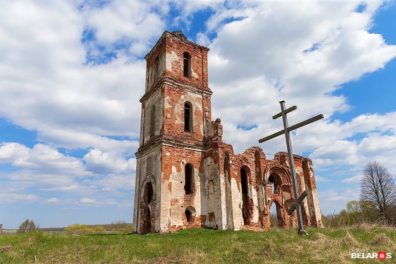 Церковь в деревне фото