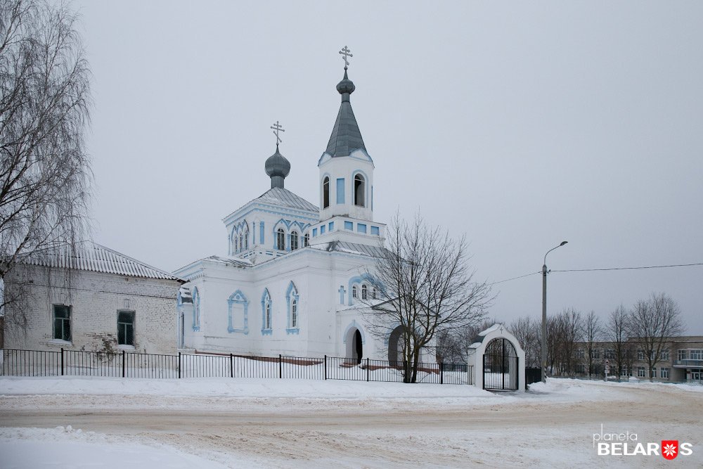 Церковь в деревне фото