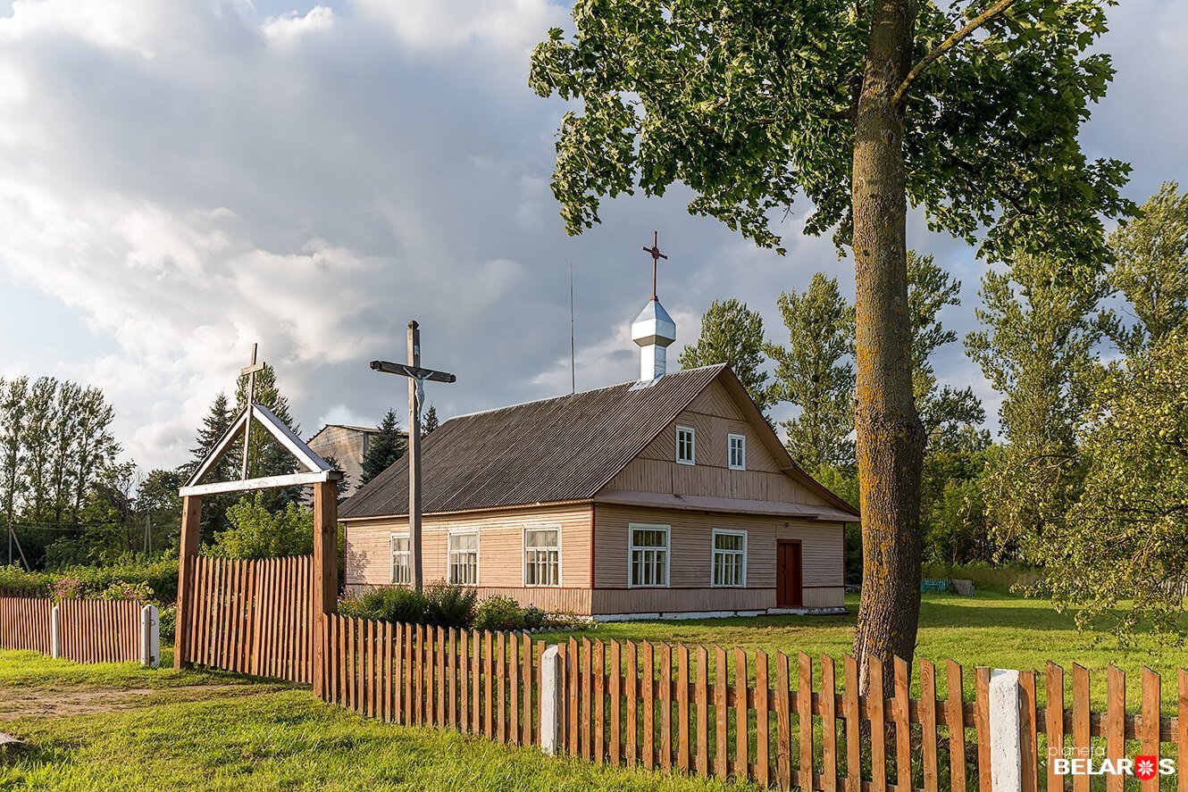 Церковь в деревне фото