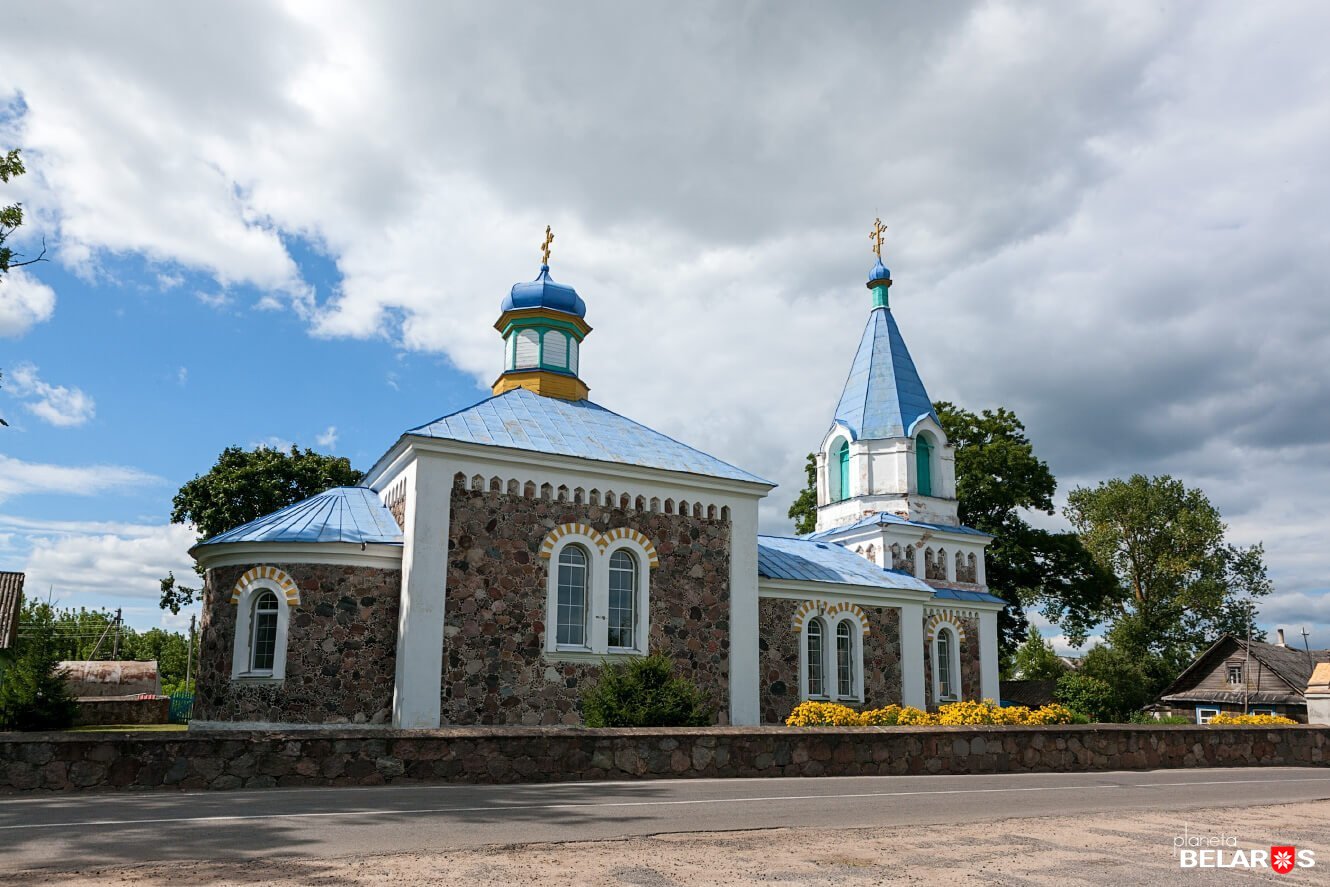 Церковь в деревне фото