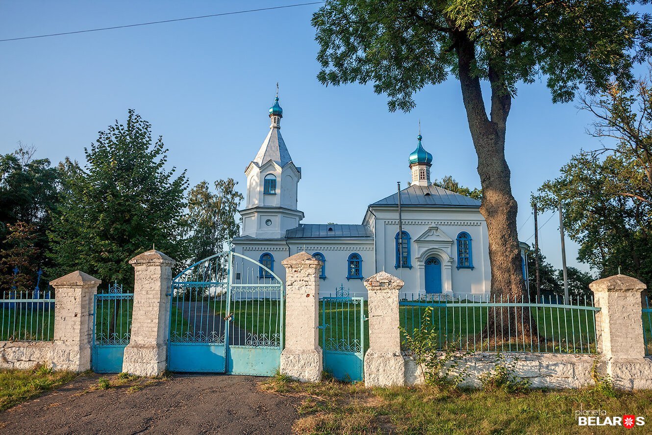 Церковь в деревне фото