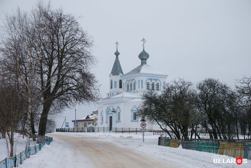 Церковь в деревне фото